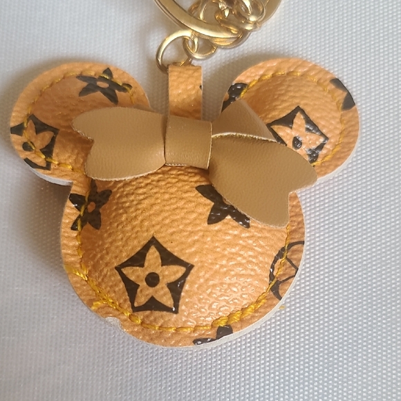 Stylish Iconic Tan Mouse Ears Keychain - Picture 6 of 7